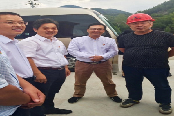 市委常委、區(qū)委書記葛學(xué)斌視察古堰畫鄉(xiāng)游客接待中心建設(shè)項目