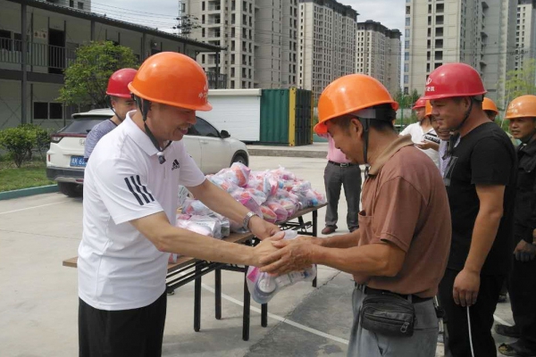 市建設局、市建筑業(yè)協(xié)會領導親臨現(xiàn)場慰問一線工人